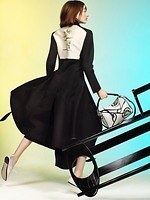 ロエべのクリスマス限定アイテム、マッキントッシュ建築＆デザインから着想を得た薔薇柄パズルバッグなど｜写真16