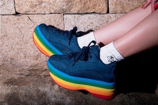 ジェフリーキャンベルの新作厚底シューズ、白黒ソールのレースアップ＆レインボーソールのスニーカー