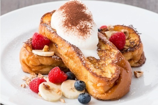 サラベスの冬限定「ジャンドゥーヤ フレンチトースト」溢れ出す熱々チョコにホイップ＆ベリーを絡めて