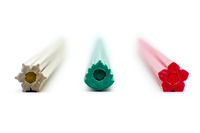 削りかすが花びらになる「花色鉛筆」クリスマス仕様の3色セット、ポインセチアや雪結晶をモチーフに｜写真2