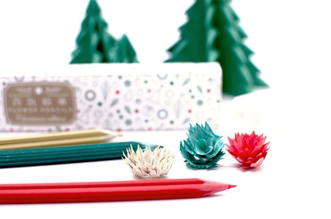 削りかすが花びらになる「花色鉛筆」クリスマス仕様の3色セット、ポインセチアや雪結晶をモチーフに｜写真1