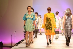 文化服装学院で学生によるファッションショー 高校生日本一のファッションデザインコンテストの発表も ファッションプレス