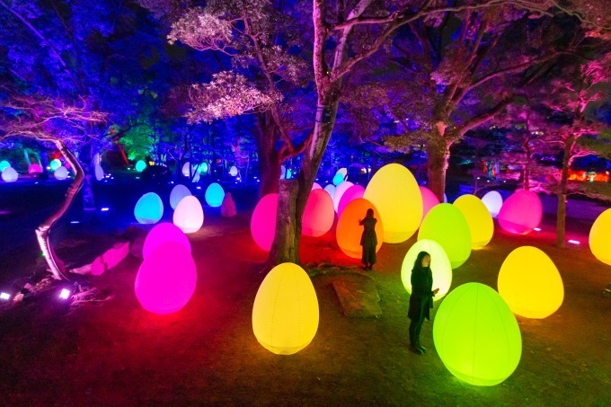 アート展「チームラボ 広島城 光の祭」広島城がインタラクティブな光のアート空間に｜写真1