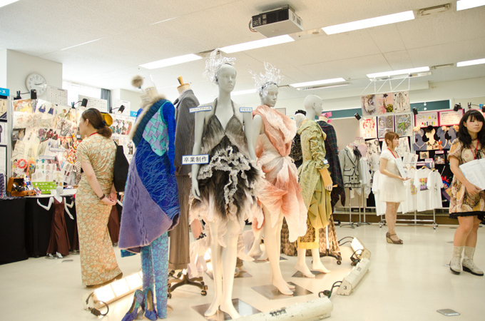 「ファッションフェスティバル2012」文化服装学院在校生たちの作品展示