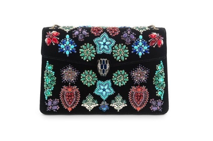 ブルガリ「セルペンティ」の限定ジュエルバッグ - ラピスラズリやクリスタルのブローチで華やかに