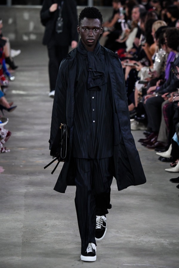 ヴァレンティノ 2019年メンズプレフォールコレクション - 東京で魅せた“間”が生み出す美の極み｜写真9