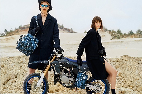 メゾン キツネ×イーストパック第2弾、フォックスが隠れるカモ柄のバックパックやトートバッグ