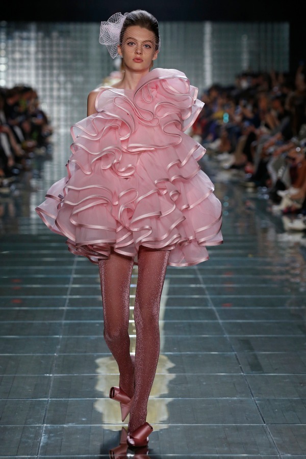 写真15 42 ページ2 ピンクのワンピースコーディネート着用 コレクションルックギャラリー ファッションプレス