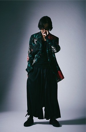 ブラック スキャンダル ヨウジヤマモト 2019年春夏メンズコレクション - 黒を彩る自嘲の言葉｜写真1
