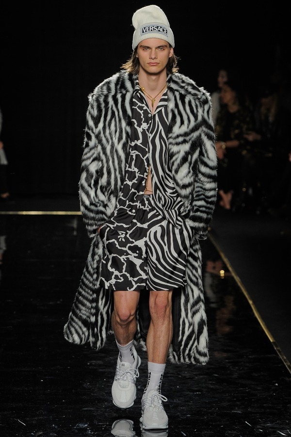 ヴェルサーチェ(VERSACE) 2019年プレフォールウィメンズ&メンズ