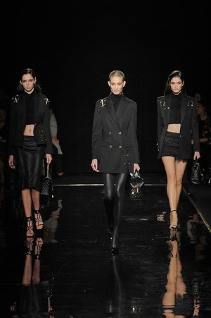 ヴェルサーチェ(VERSACE) 2019年プレフォールウィメンズ&メンズコレクション  - 写真24