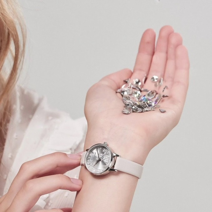 オリビア・バートンの新作腕時計「スノーグローブ」雪山＆動物モチーフ 