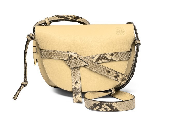 ロエベのアイコンバッグ「ゲート」パイソンリボン×ホワイトの限定色、ダイス型チャームも