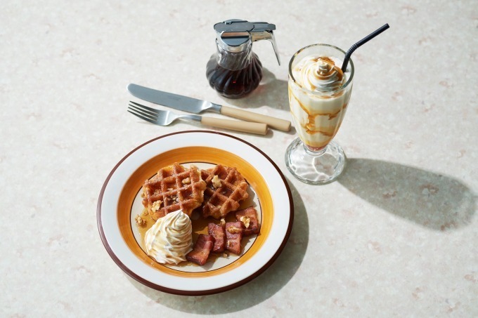 「メープルバタークッキー」のザ・メープルマニアが新ダイナーカフェを新宿に、ワッフル＆シェイクを提供｜写真3