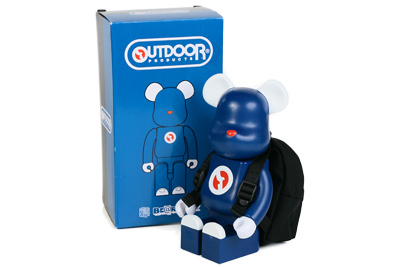 4倍サイズのOUTDOOR PRODUCTSコラボ限定ベアブリック