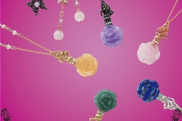ANNA SUI ネックレス　水晶玉モチーフ　薔薇　アナスイ　新品　24200円 アナ スイ「占い」着想の水晶玉モチーフネックレス、愛を意味