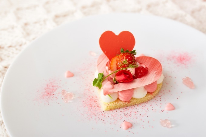 「恋するいちごのデザートブッフェ」青山で開催、ハート型ショートケーキやいちご約30個の贅沢タルト | 写真