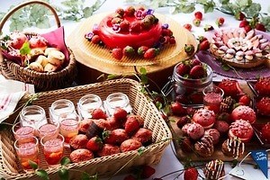 セント レジス ホテル 大阪の苺スイーツブッフェ「ストロベリー・マルシェ」苺市場をイメージ|写真1