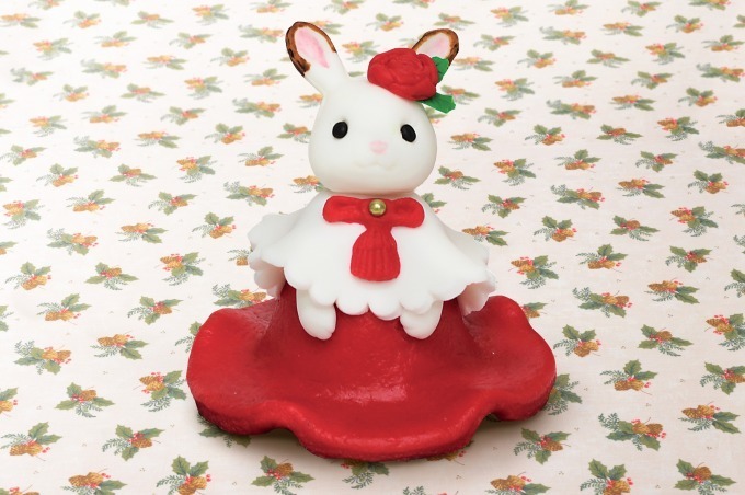 「シルバニア ファミリー」がクリスマスケーキに！真っ赤なドレスを着たウサギの3Dケーキが自由が丘に｜写真2