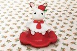 「シルバニア ファミリー」がクリスマスケーキに！真っ赤なドレスを着たウサギの3Dケーキが自由が丘に｜写真2