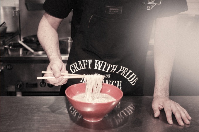 ネイバーフッドがラーメン専門店「一風堂」のユニフォーム制作、黒色ジャケットやエプロンなど | 写真