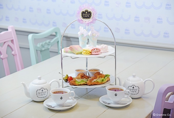 Q-pot CAFE.「ゆめかわ♡アフタヌーンティーセット」ユニコーンメレンゲ＆運気UPのマカロン | 写真