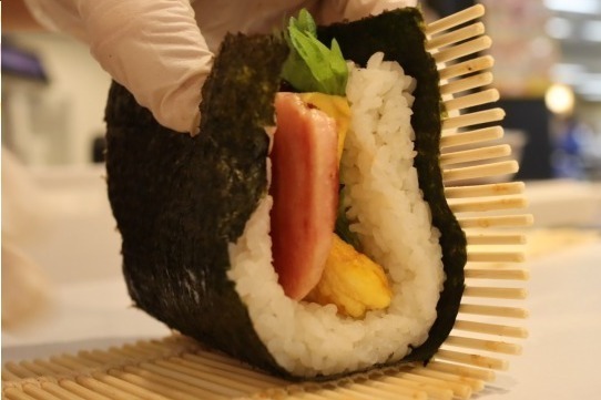 おにぎり｜大阪・道頓堀川沿いに「おにぎりバーガー」1号店、おにぎり×ハンバーガーの新感覚フード