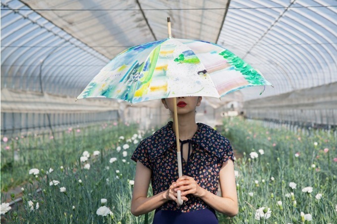 コシラエルの晴れの日も雨の日もOKな長傘「ルル」シリーズ、フラワーや白鳥モチーフ | 写真