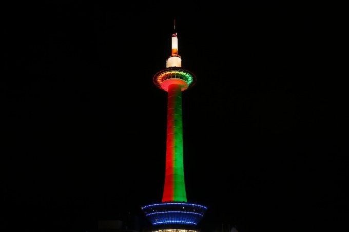 京都タワークリスマスカラーにライトアップ、地上100m展望室も天空イルミネーションに