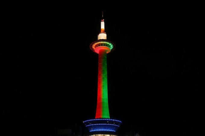 京都タワークリスマスカラーにライトアップ、地上100m展望室も天空イルミネーションに｜写真5