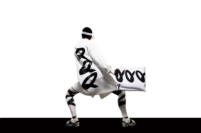 イッセイ ミヤケより、田中一光の作品がモチーフのシリーズ第4弾 - 滑らかな布がアートに宿す躍動感｜写真4