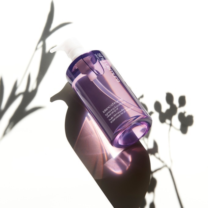 シュウ ウエムラ“輝き素肌”へ導く新ブライトニング クレンジング オイル、ハーブティーイメージの香り | 写真