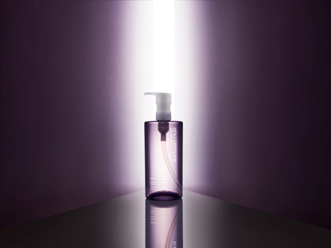 シュウ ウエムラ“輝き素肌”へ導く新ブライトニング クレンジング オイル、ハーブティーイメージの香り | 写真