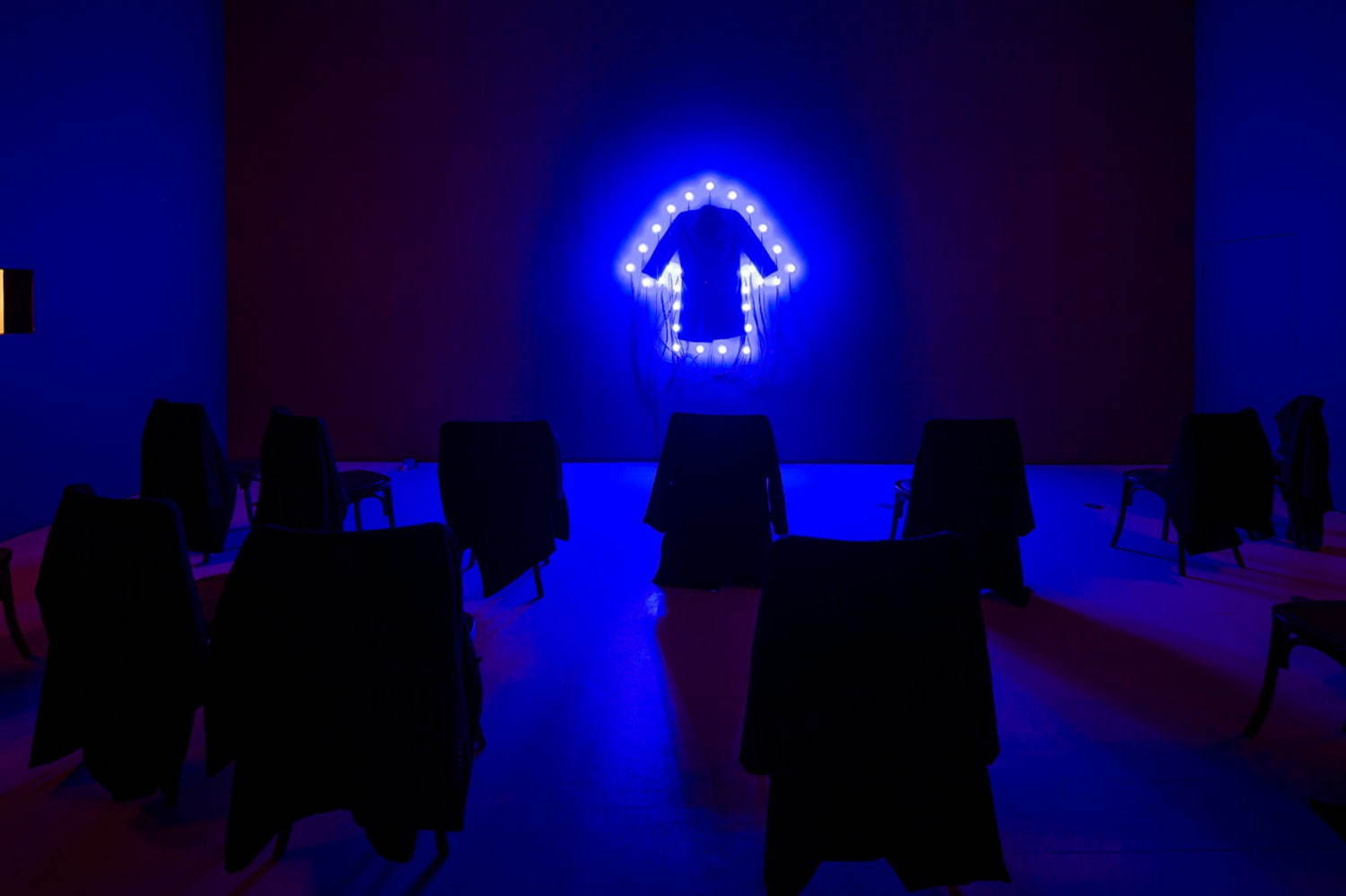 《コート》 2000 / コート、ソケット、電球 / 作家蔵 © Christian Boltanski / ADAGP, Paris, 2019, Courtesy Power Station of Art, Shanghai, Photo by Jiang Wenyi