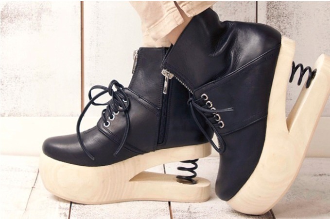 ジェフリーキャンベルの新作ショートブーツ、バネ×ウッドソールを合わせた“バネヒール”