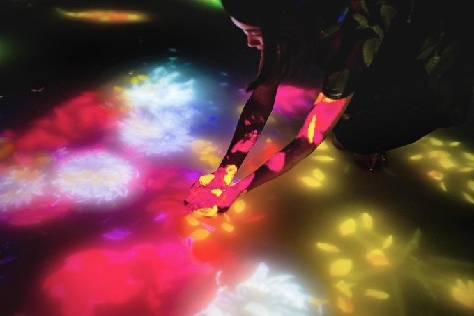 「人と共に踊る鯉によって描かれる水面のドローイング- Infinity」
Drawing on the Water Surface Created by the Dance of Koi and People - Infinity
teamLab, 2016-2018, Interactive Digital Installation, Endless, Sound: Hideaki Takahashi