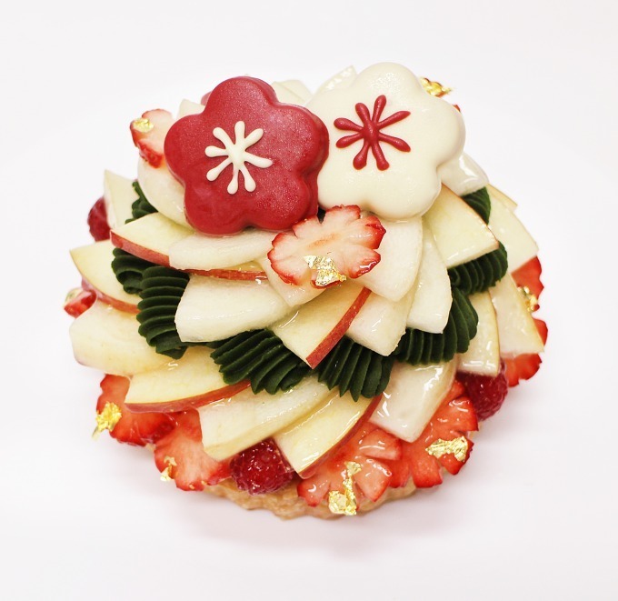 カフェコムサ正月限定「ハッピー ニュー イヤーケーキ」洋梨と苺“紅白スイーツ”をたっぷりと | 写真