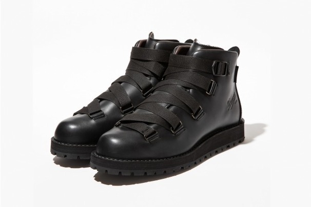 ミーンズワイル×ダナーのアウトドアシューズ、ウェービングコードをダイナミックに配したハイキングブーツ