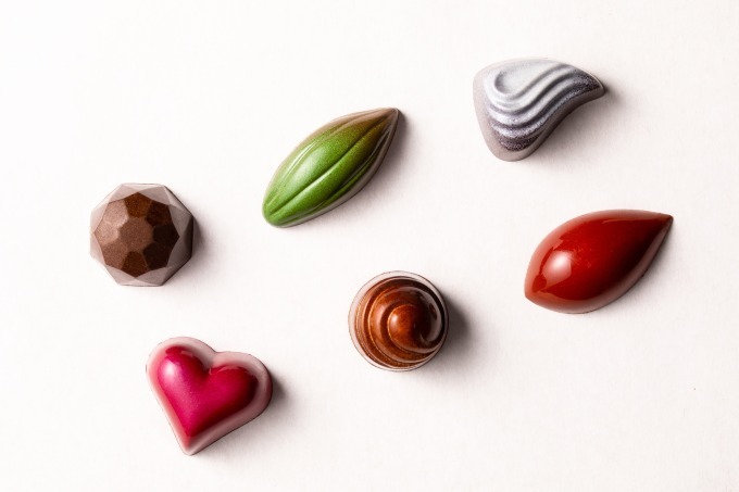 東京マリオットホテルのバレンタイン、コスメの様なコンパクトケース型チョコ＆宝石ボンボンショコラ｜写真3