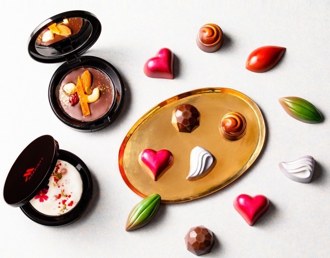 東京マリオットホテルのバレンタイン、コスメの様なコンパクトケース型チョコ＆宝石ボンボンショコラ｜写真1