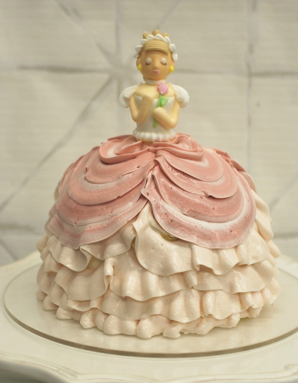 プリンセス モチーフの3dケーキが西武池袋本店 デコ フルールで ドレスのフリルをクリームで表現 ファッションプレス