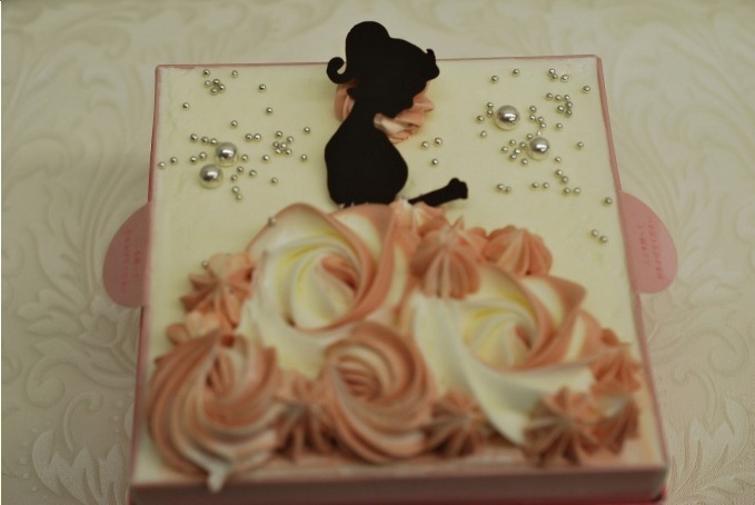 プリンセス モチーフの3dケーキが西武池袋本店 デコ フルールで ドレスのフリルをクリームで表現 ファッションプレス