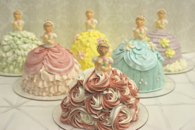 “プリンセス”モチーフの3Dケーキが西武池袋本店・デコ フルールで、ドレスのフリルをクリームで表現｜写真1