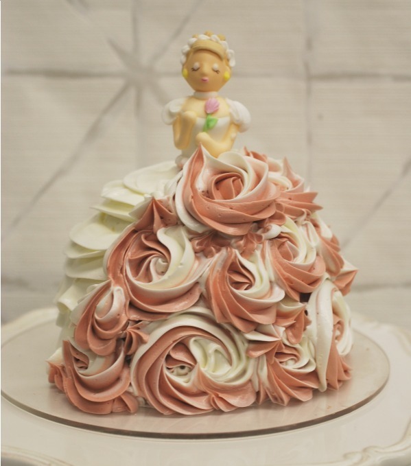 “プリンセス”モチーフの3Dケーキが西武池袋本店・デコ フルールで、ドレスのフリルをクリームで表現｜写真5