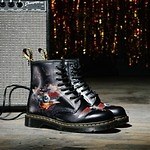 ドクターマーチン、リック・グリフィンの鮮やかなロックアートを