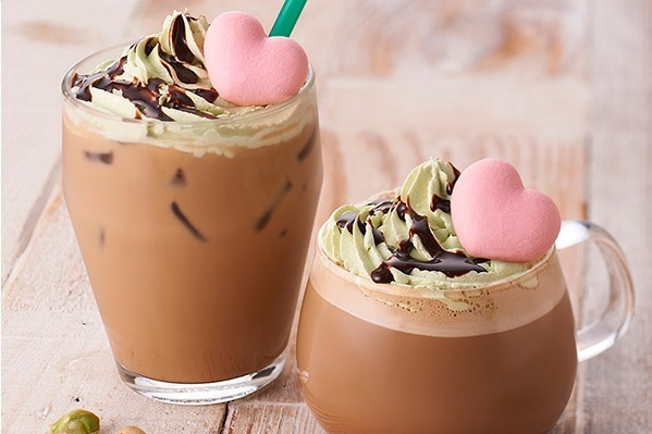 タリーズコーヒー「マカロンピスタチオモカ」ほろ苦×スイートなモカにたっぷりクリームとハート型マカロン