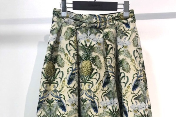 アキラナカの三越伊勢丹限定スカート、パイナップルや鳥を描いたエキゾチックなジャカード生地