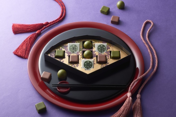 京都 宇治茶の老舗 伊藤久右衛門 抹茶とほうじ茶 のバレンタインチョコ 屏風絵入り扇型ボックス ファッションプレス 京都 宇治茶の老舗 伊藤久右衛門 抹茶とほうじ茶 のバレンタインチョコ 屏風絵入り扇型ボックス ファッションプレス