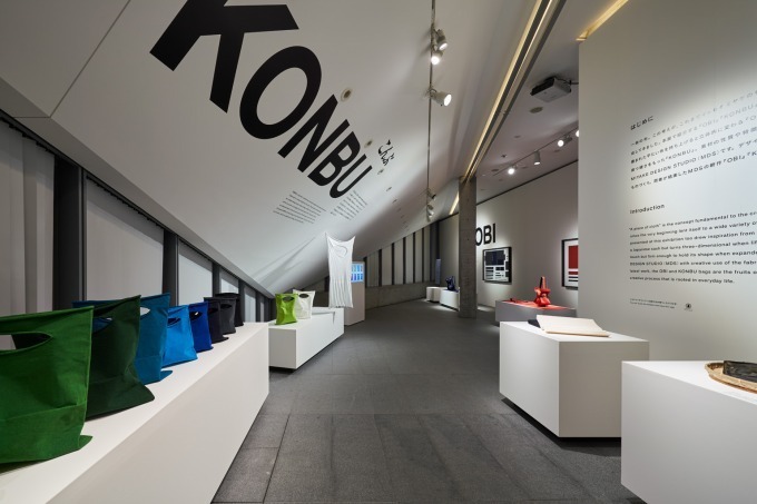 三宅デザイン事務所のものづくりを紹介する「OBI KONBU」展が六本木で開催、新作バッグの創造現場｜写真1
