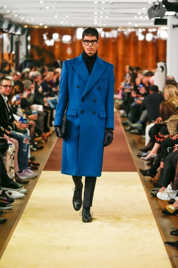 写真15 42 メンズ 青のチェスターコートを使ったコーディネート着用 コレクションルックギャラリー ファッションプレス